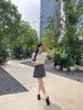  1.Áo ngắn tay trắng viền đỏ, logo huy hiệu 