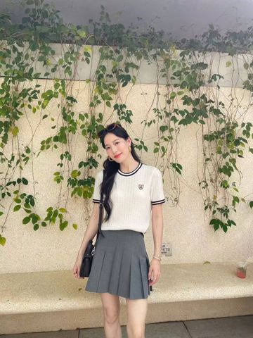  1.Áo ngắn tay trắng viền đỏ, logo huy hiệu 