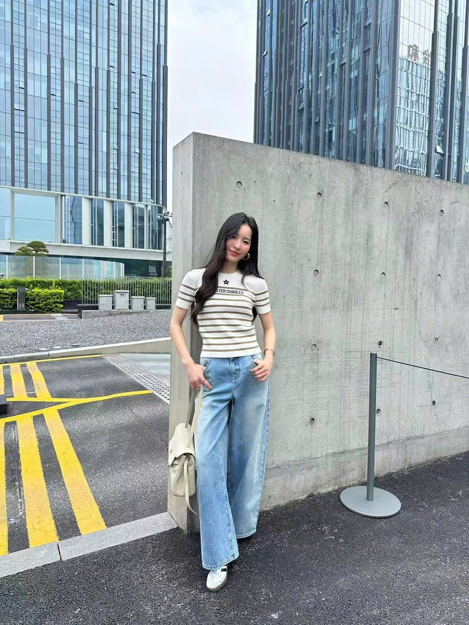  Áo thun trắng kẻ nâu ngôi sao giữa ngực 