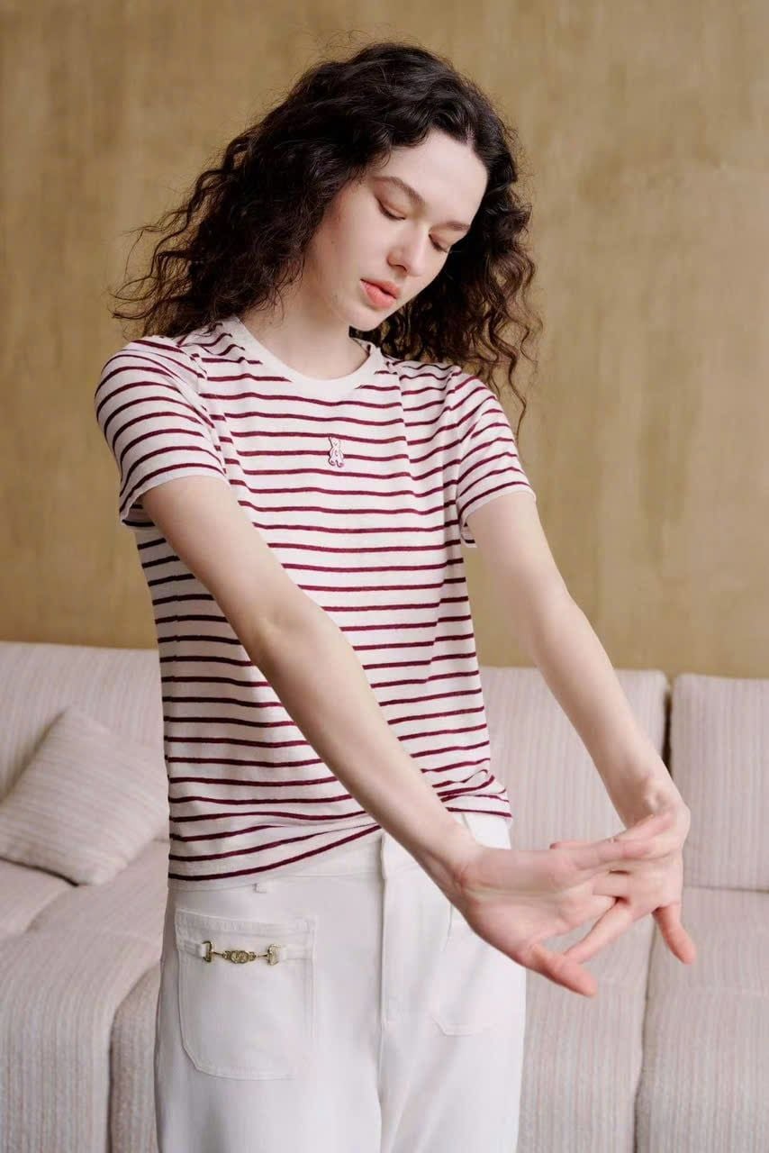  Áo T- kẻ đỏ trắng , logo gấu nhỏ  trước ngực 