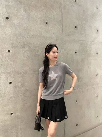  1.Áo ngắn tay ghi xám, ngôi sao lớn đính đá 