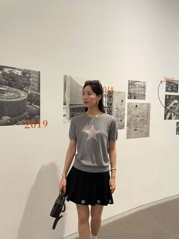  1.Áo ngắn tay ghi xám, ngôi sao lớn đính đá 