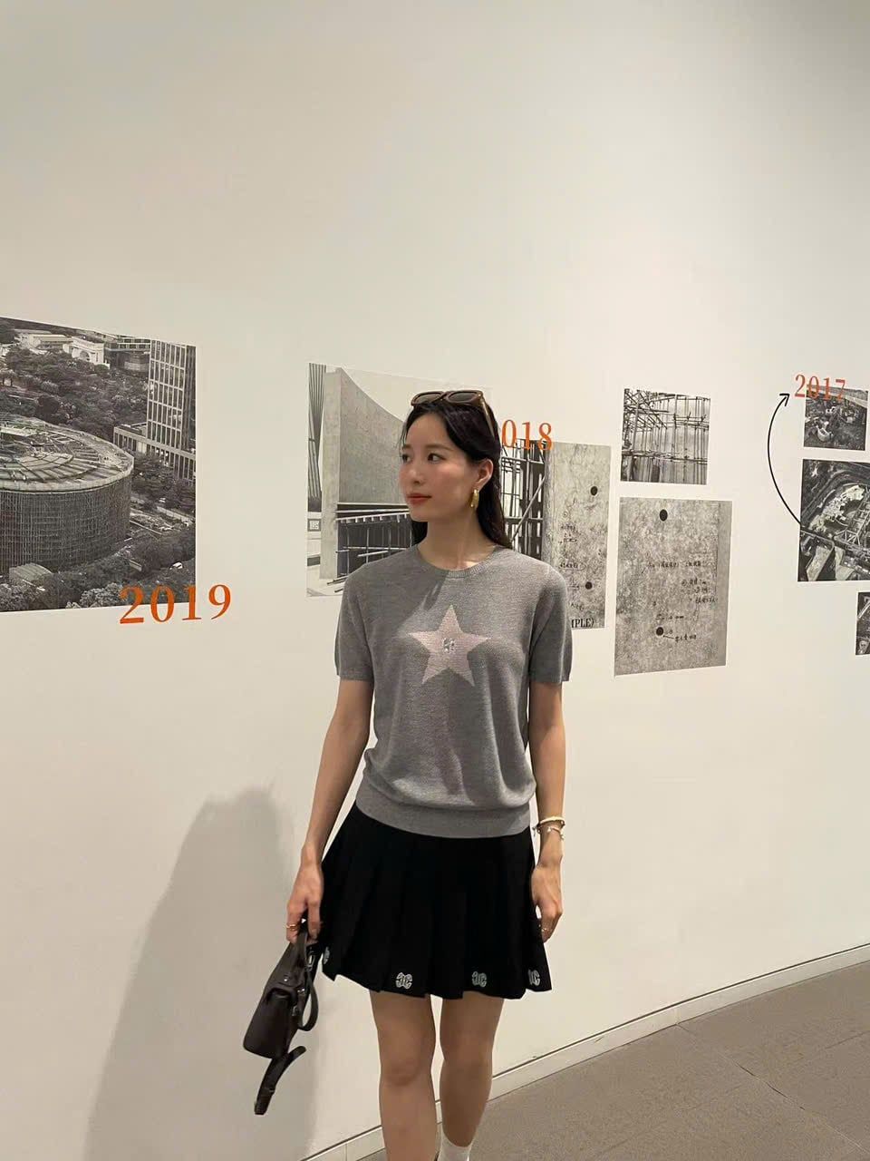  Áo ngắn tay ghi xám, ngôi sao lớn đính đá 