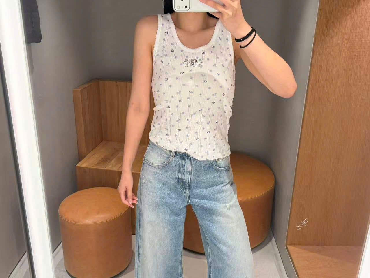  Áo tanktop trắng Logo và hoa 