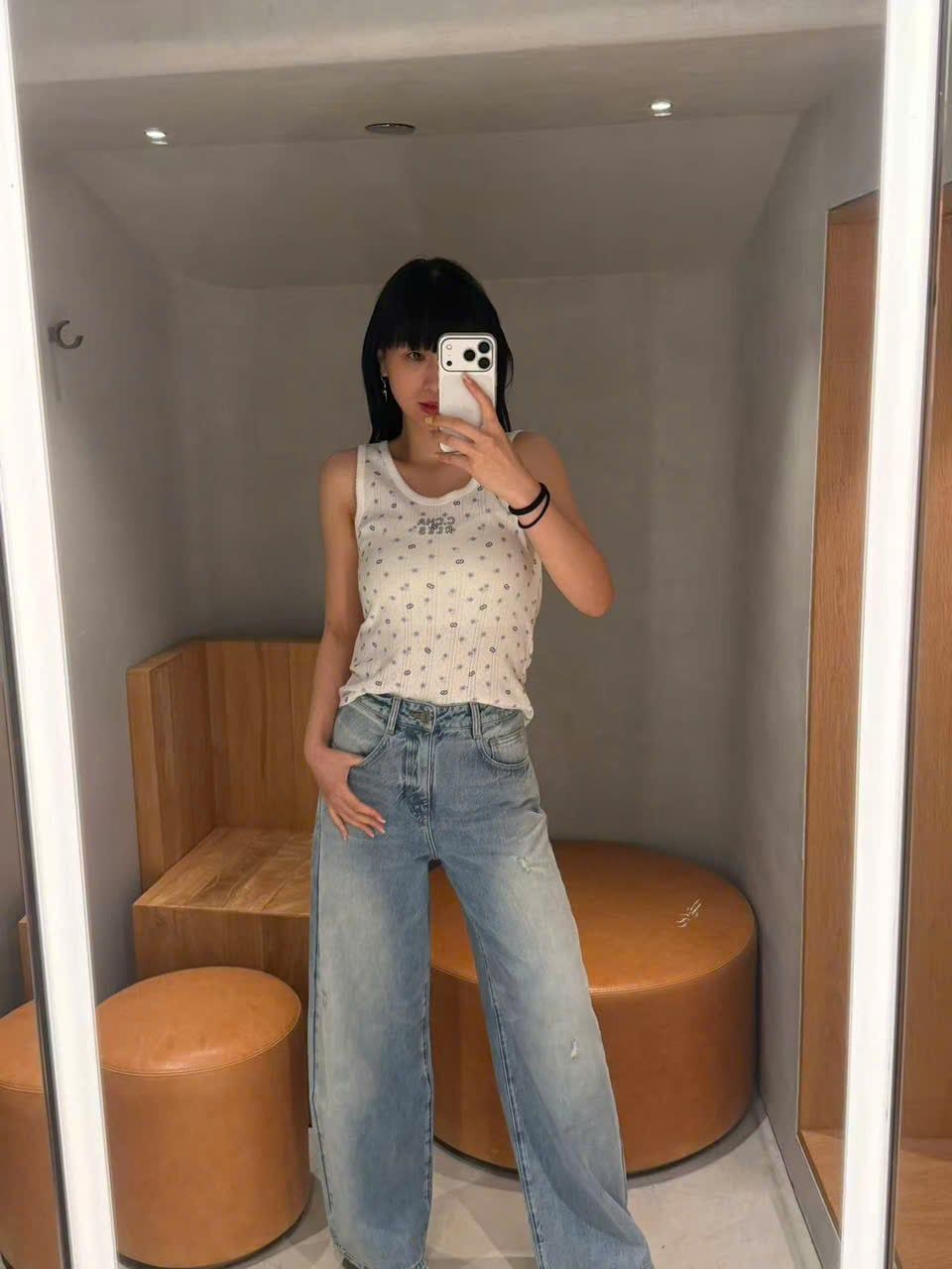  Áo tanktop trắng Logo và hoa 