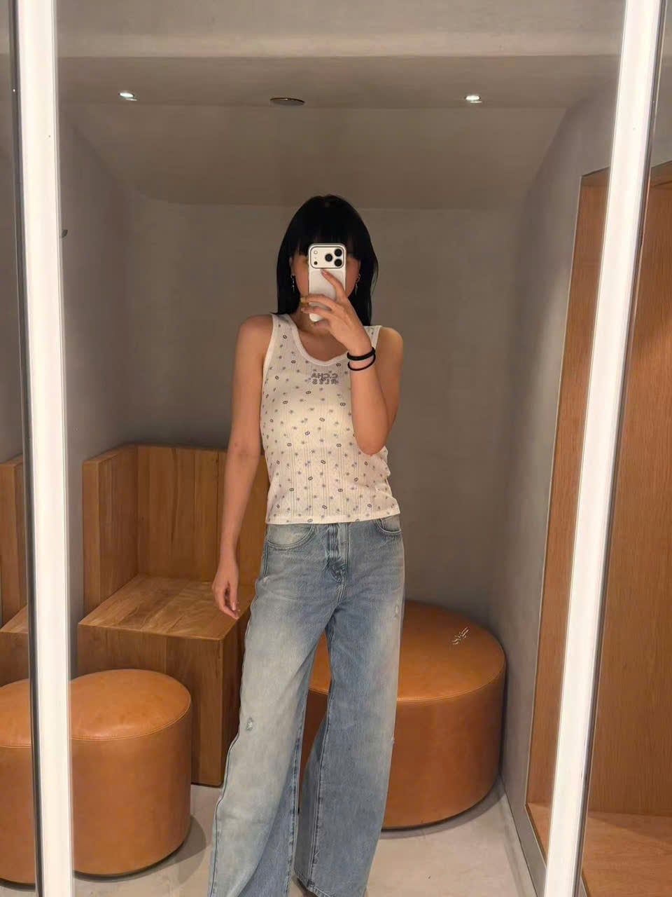  Áo tanktop trắng Logo và hoa 