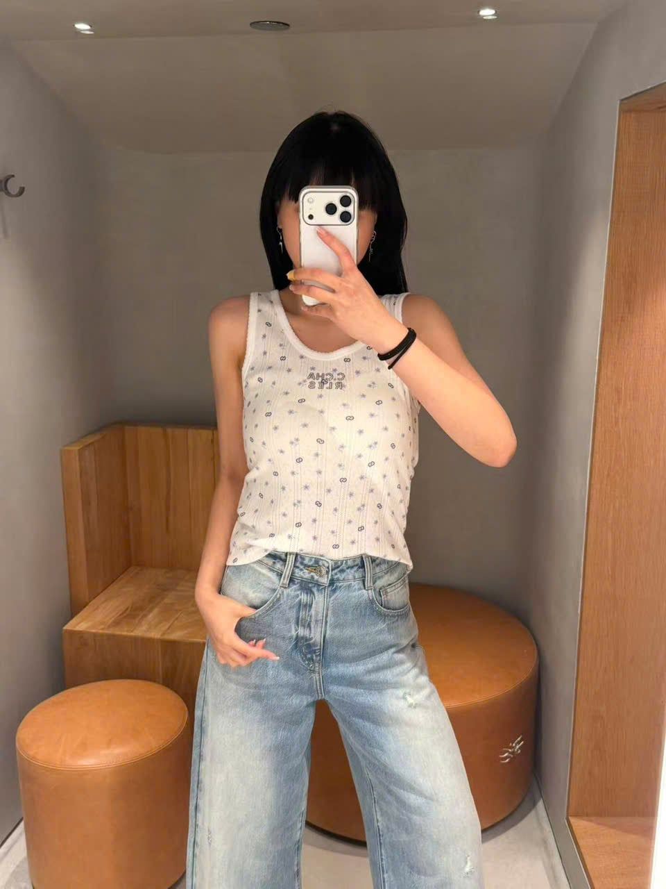  Áo tanktop trắng Logo và hoa 