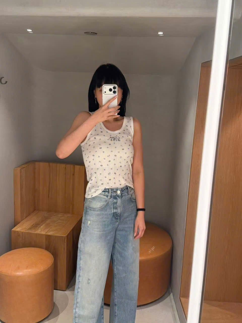  Áo tanktop trắng Logo và hoa 