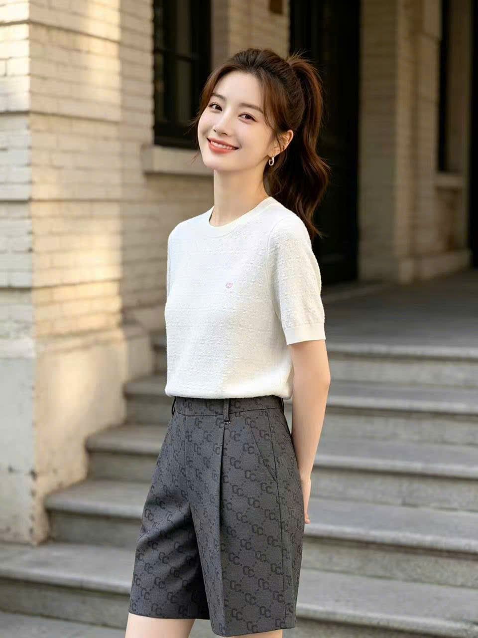  Áo Trắng ngắn tay Logo Hồng ở ngực 