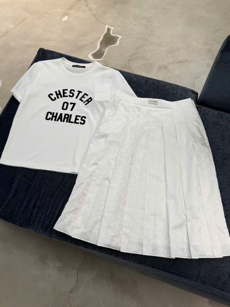  Chân váy trắng dài xếp ly, logo in chìm 