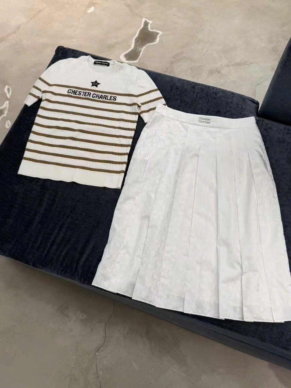  Chân váy trắng dài xếp ly, logo in chìm 