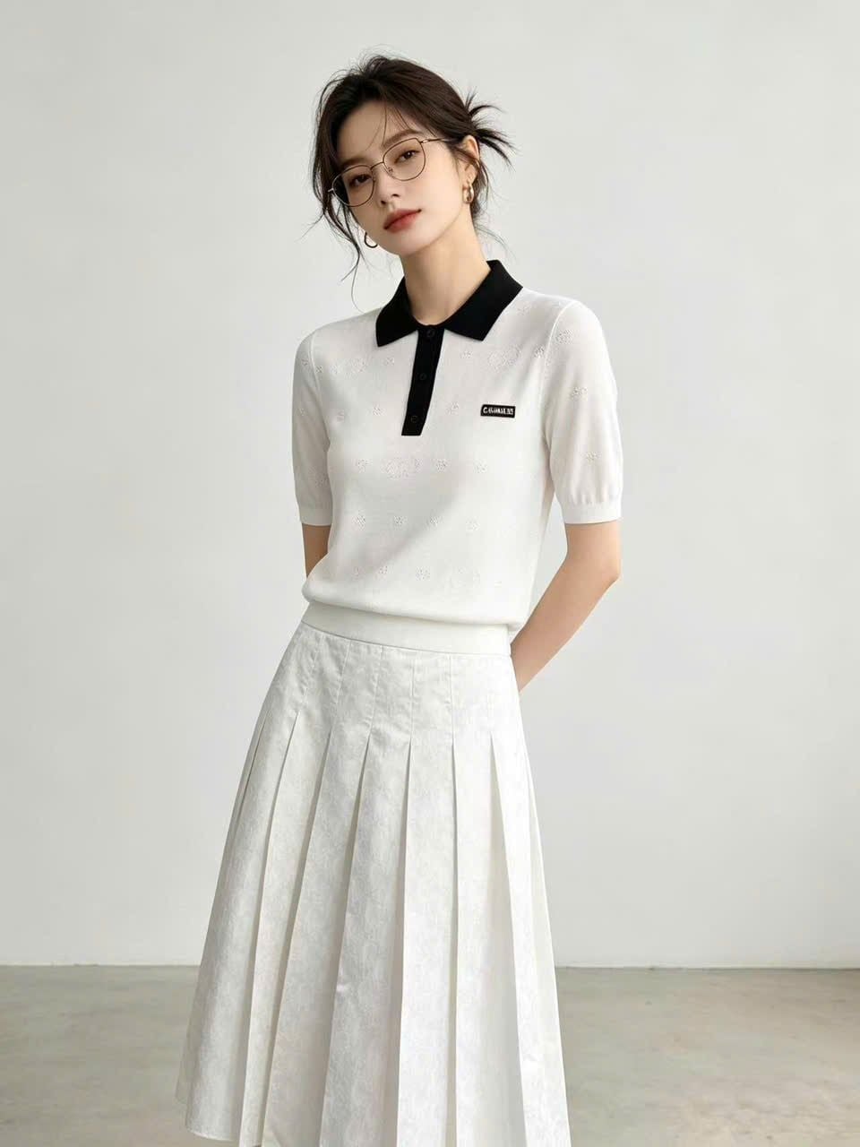  Chân váy trắng dài xếp ly, logo in chìm 
