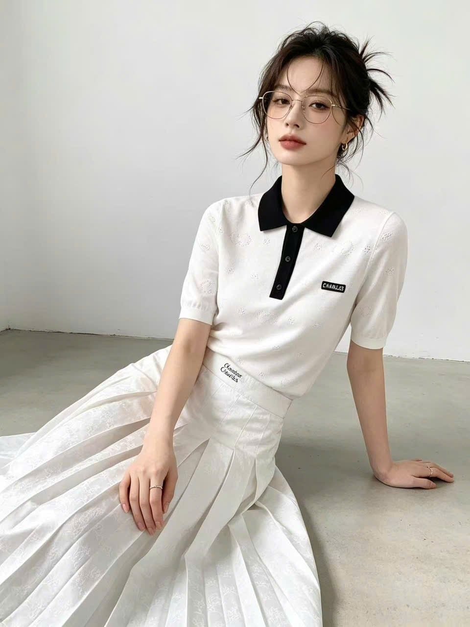  Chân váy trắng dài xếp ly, logo in chìm 