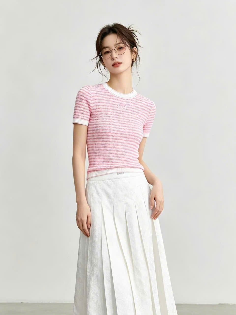 Chân váy trắng dài xếp ly, logo in chìm 