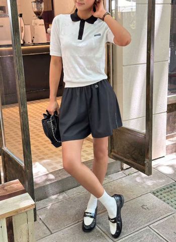  Quần sooc vải xám, cạp chun đen chữ CC 