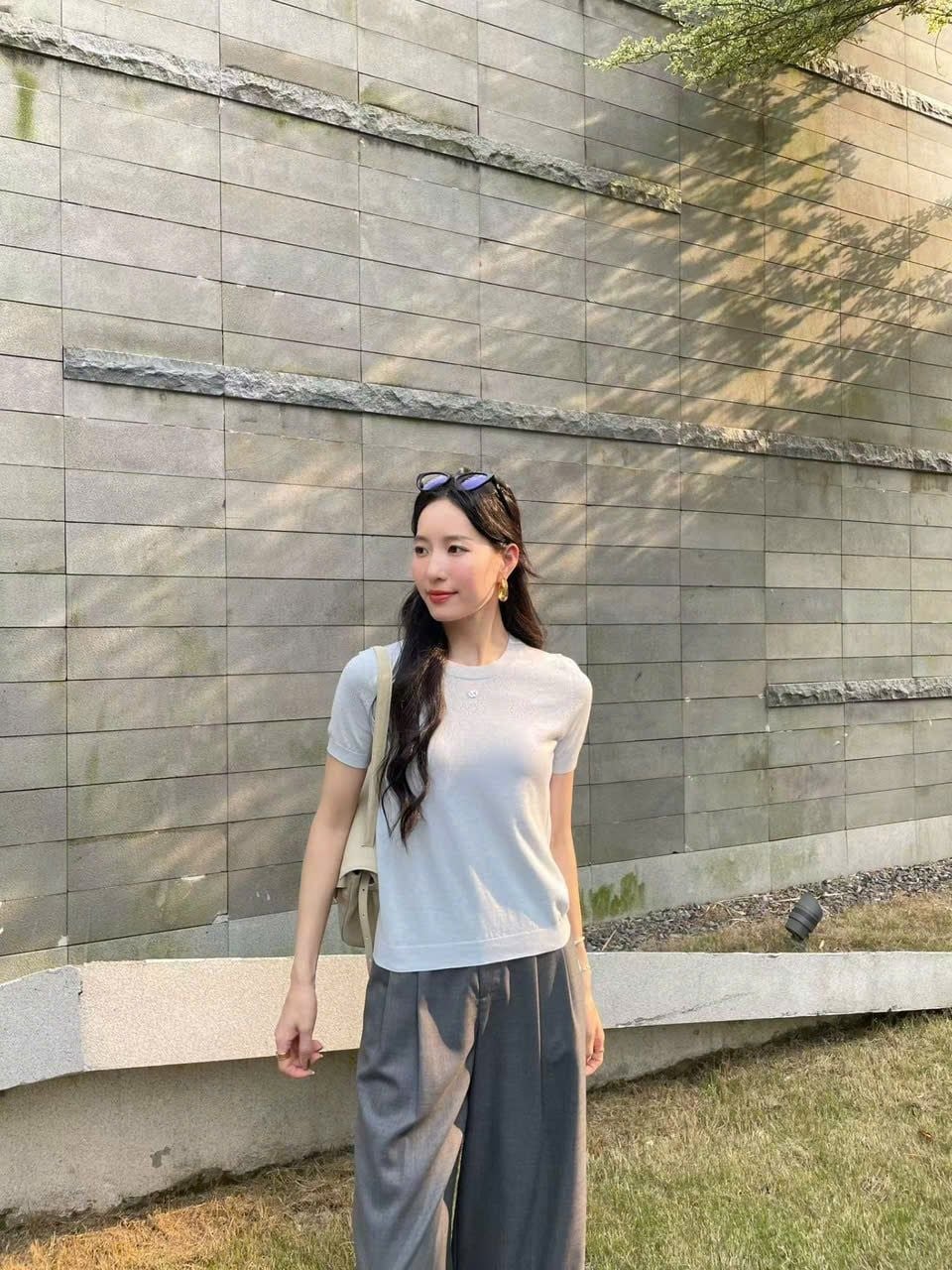  Áo ngắn tay xanh nhạt dệt kim Logo 