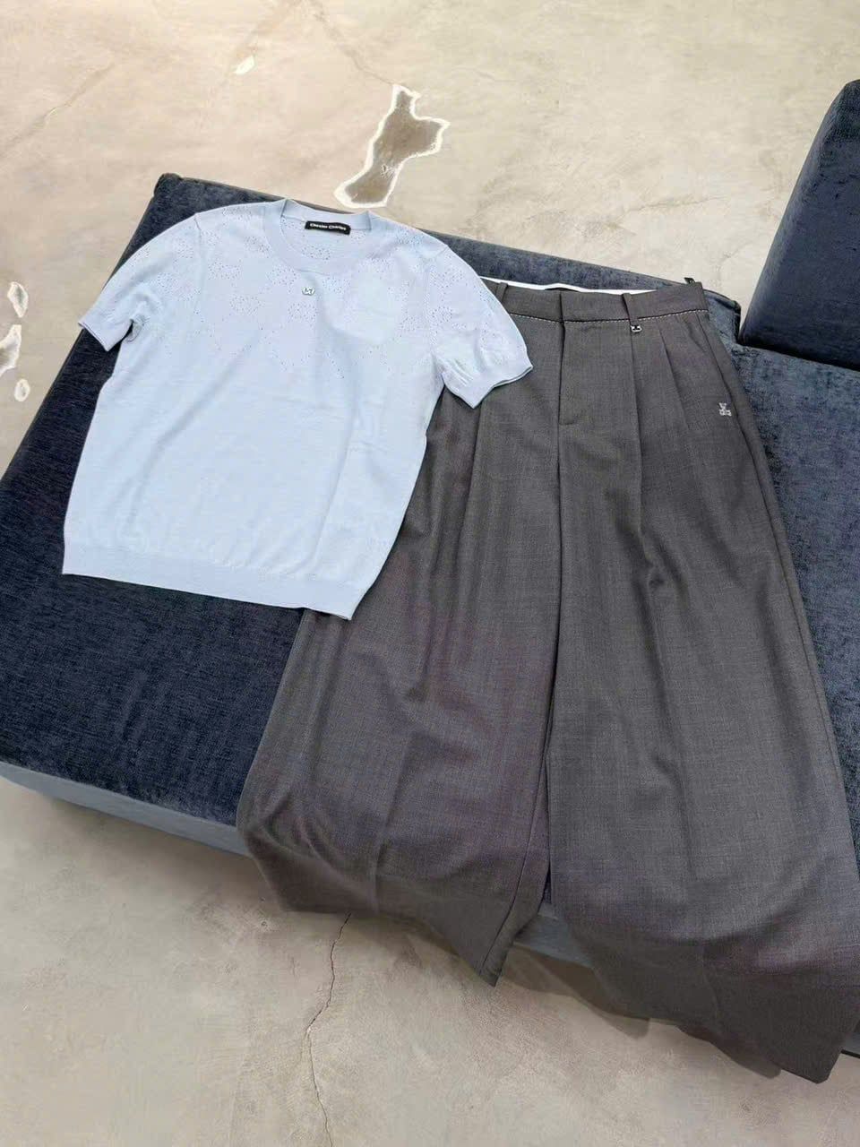  Áo ngắn tay xanh nhạt dệt kim Logo 