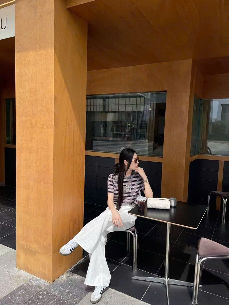  Áo kẻ xám ngắn tay Logo đính đá ngực 