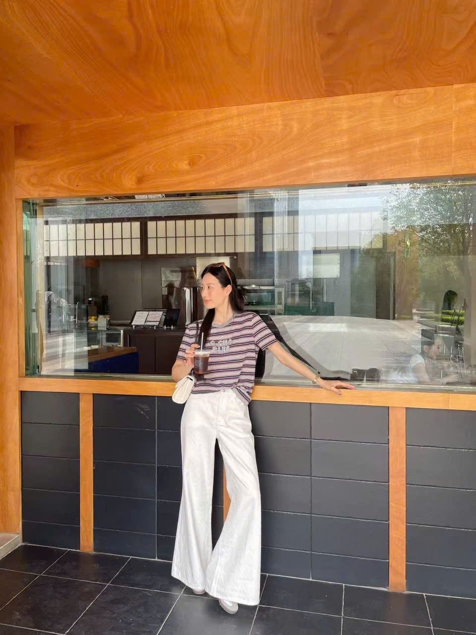  Áo kẻ xám ngắn tay Logo đính đá ngực 