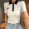  Áo polo trắng cổ đen sọc đỏ ,logo huy hiệu 