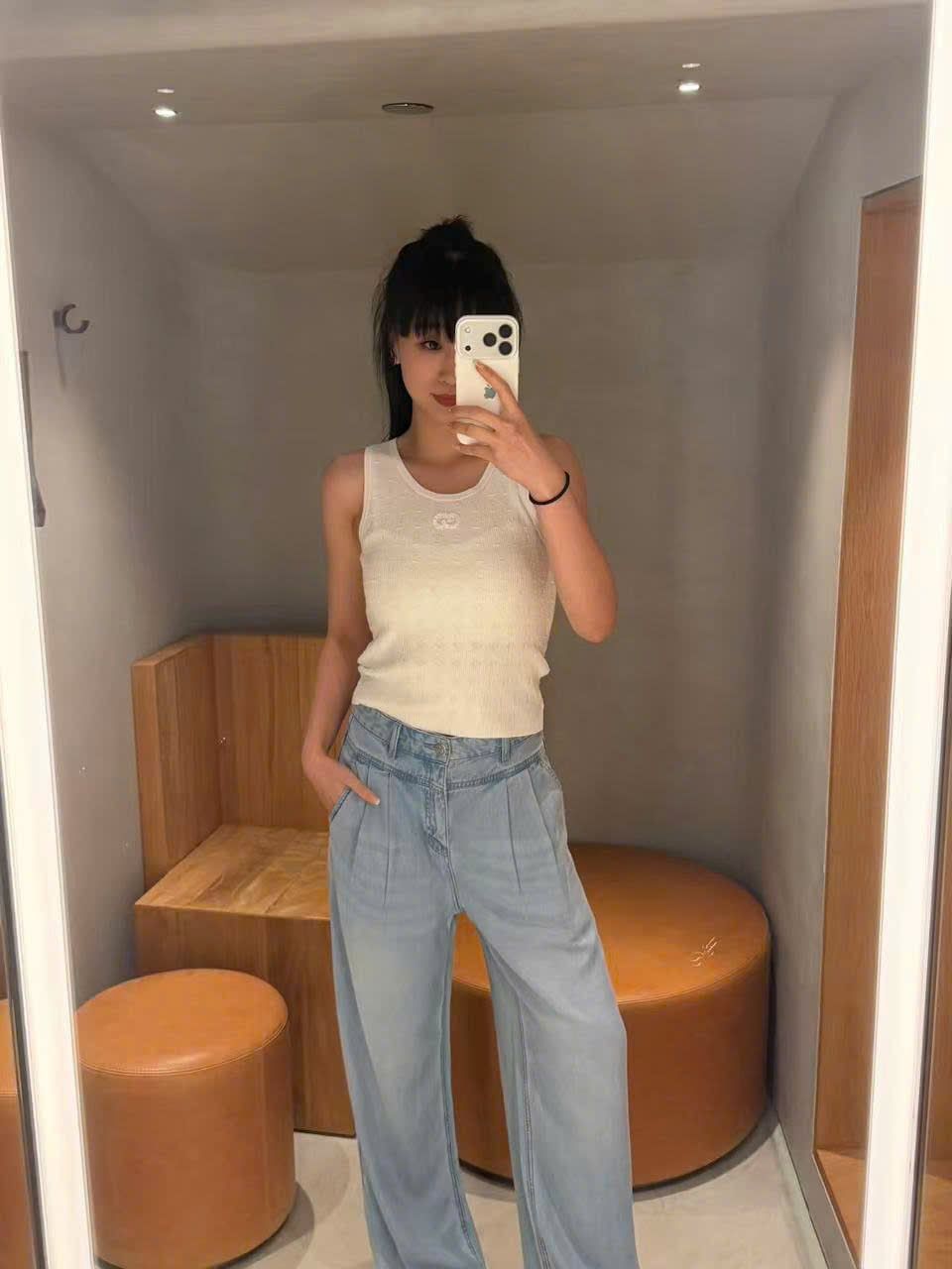  Áo tanktop trắng vân nổi - logo xequin 