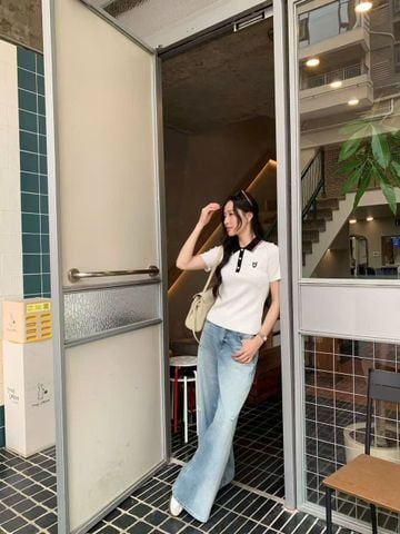  Áo polo trắng cổ đen sọc đỏ ,logo huy hiệu 