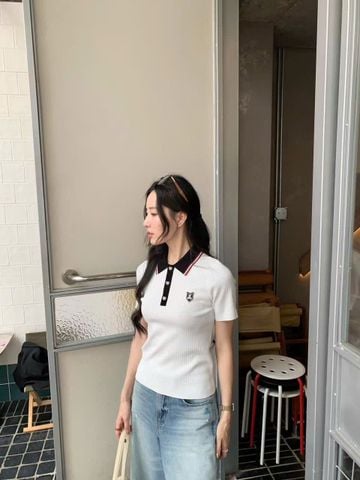  Áo polo trắng cổ đen sọc đỏ ,logo huy hiệu 