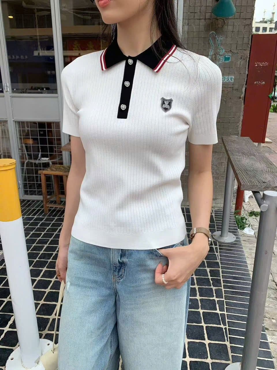  Áo polo trắng cổ đen sọc đỏ ,logo huy hiệu 
