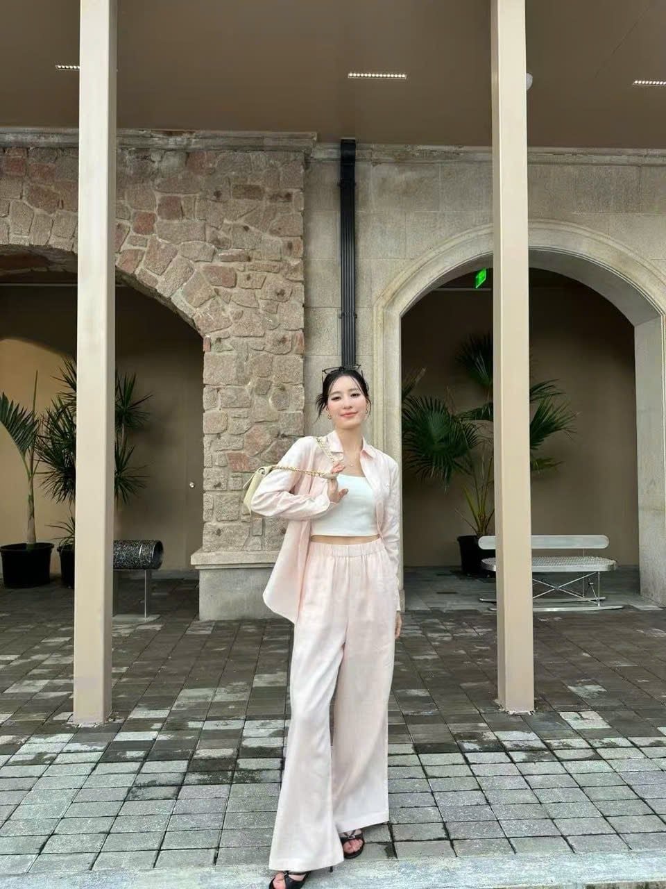  Bộ Áo sơ mi và quần dài cạp chun - be hồng nhạt logo trắng set 
