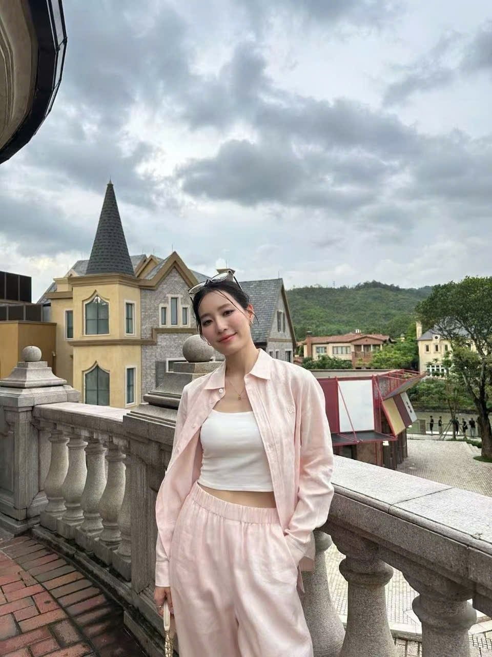  Bộ Áo sơ mi và quần dài cạp chun - be hồng nhạt logo trắng set 