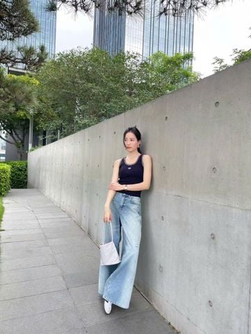  1.Áo tank top tăm đen bo viền, logo xequin 