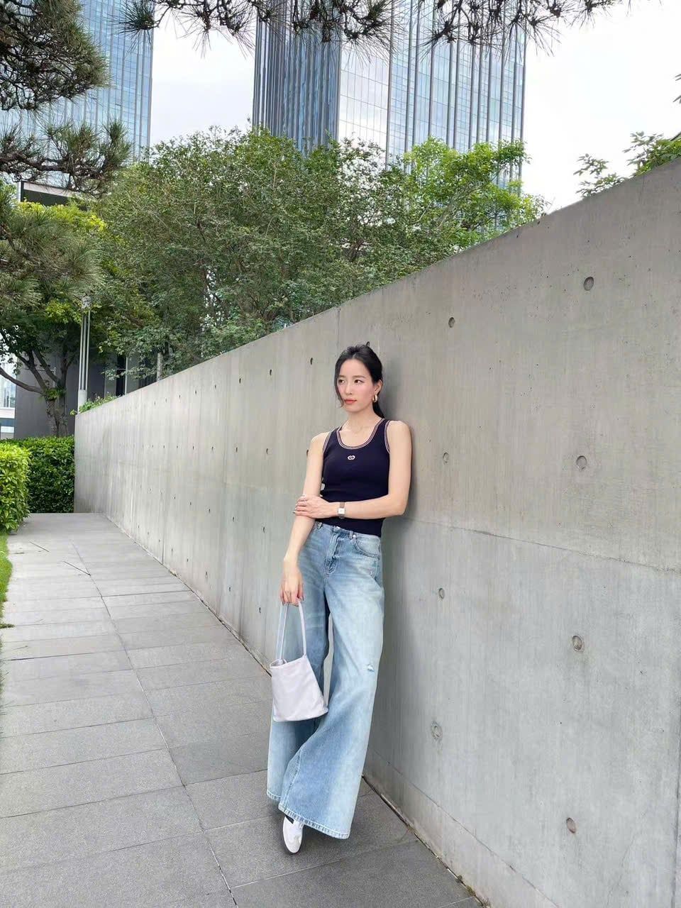  Áo tank top tăm đen bo viền, logo xequin 