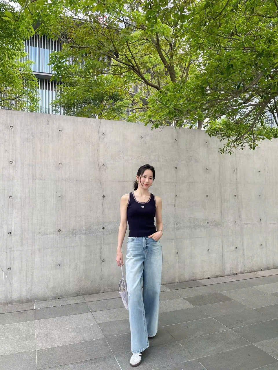  Áo tank top tăm đen bo viền, logo xequin 