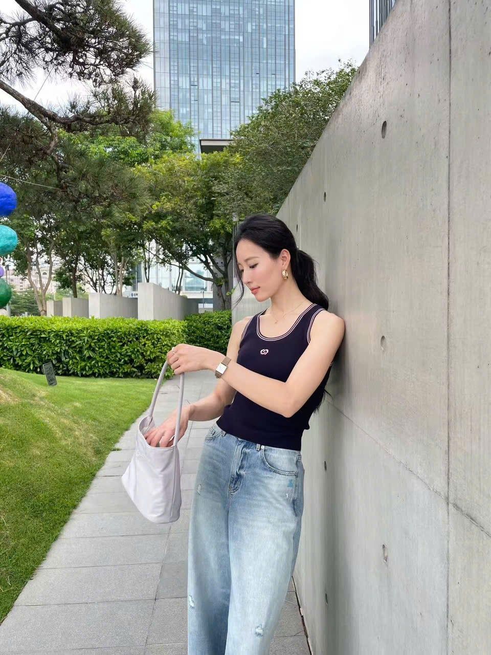  Áo tank top tăm đen bo viền, logo xequin 