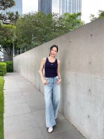  1.Áo tank top tăm đen bo viền, logo xequin 