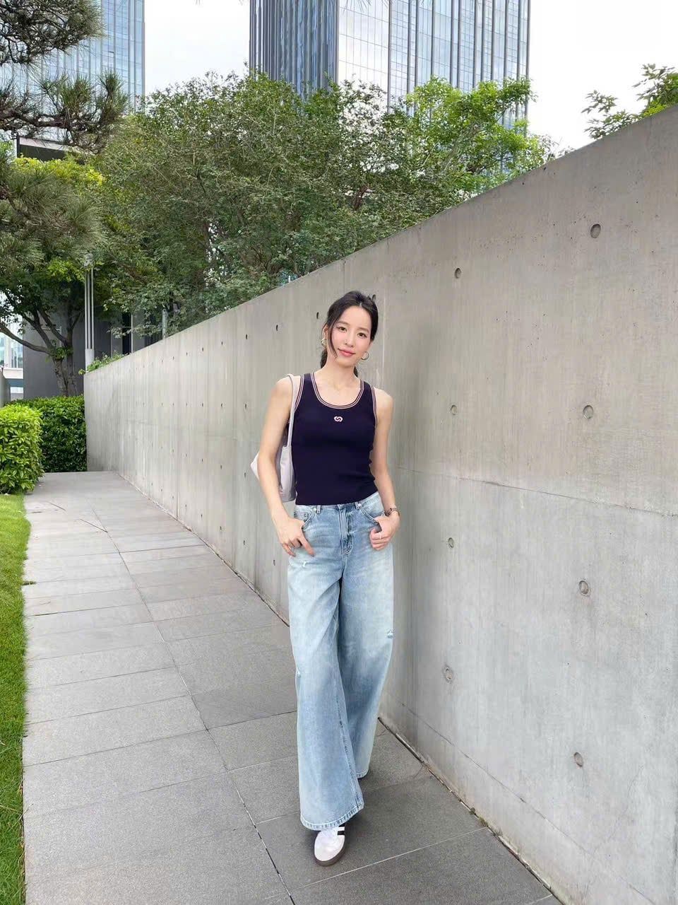  Áo tank top tăm đen bo viền, logo xequin 