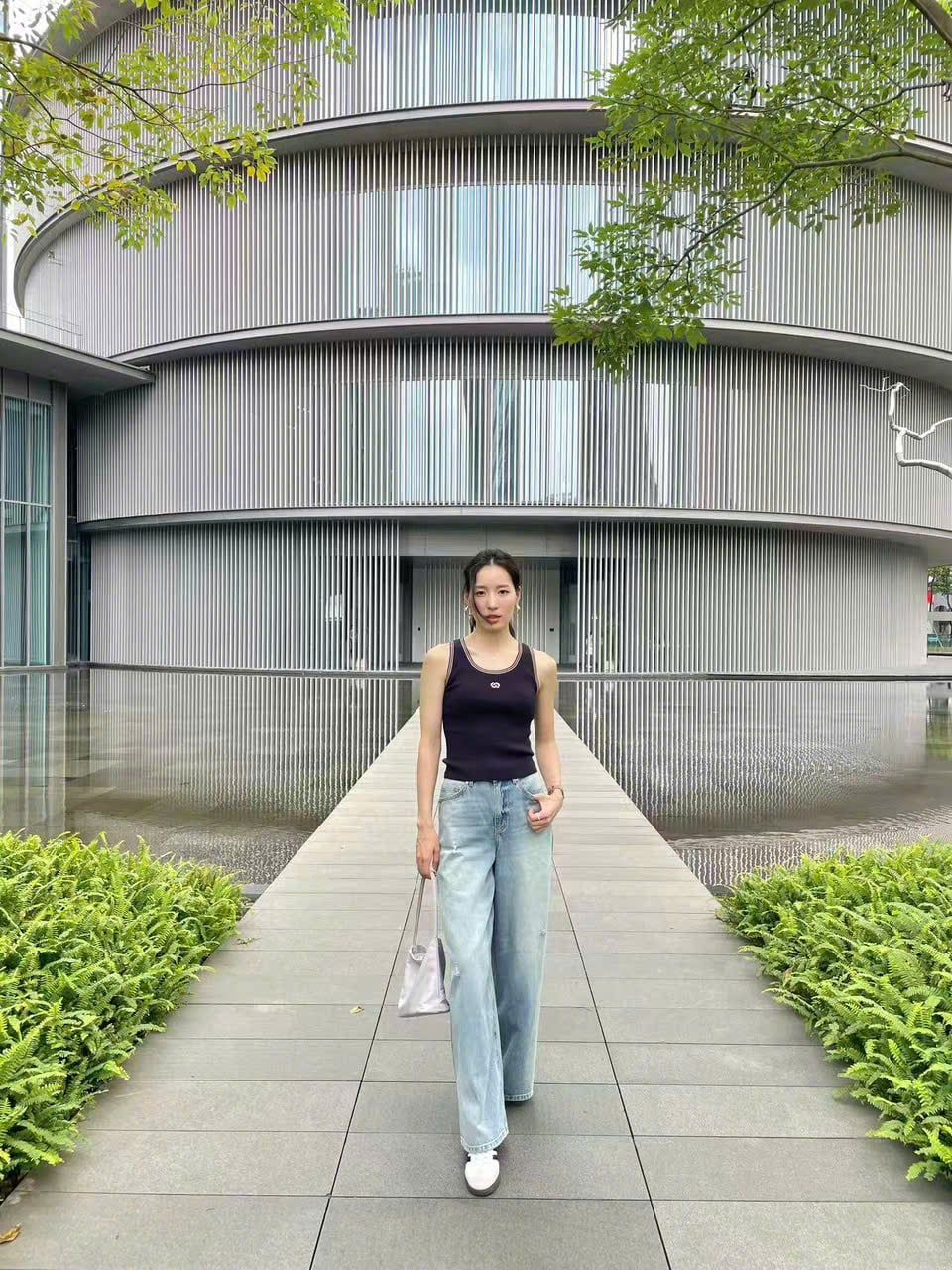  Áo tank top tăm đen bo viền, logo xequin 