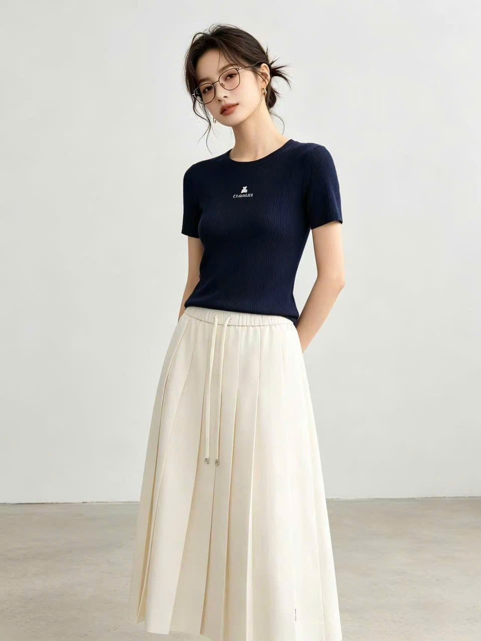  Áo thun gân cộc tay màu xanh navy, gấu trắng chữ đính đá 