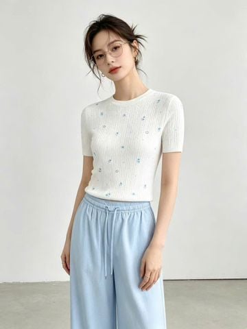  Áo thun trắng ngắn tay cổ tròn thêu hoa nhí 
