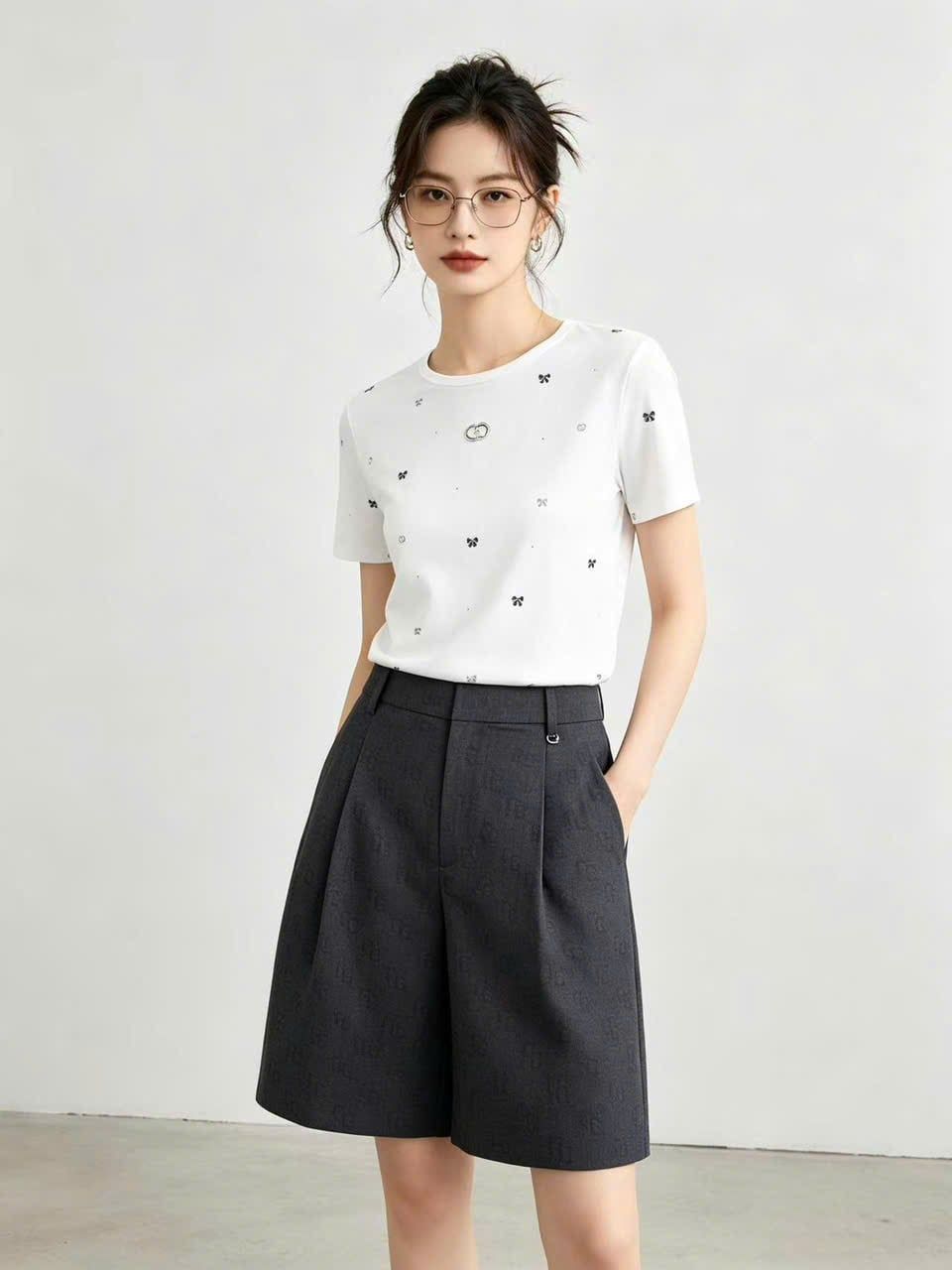  Áo thun trắng dệt thêu nơ đen 
