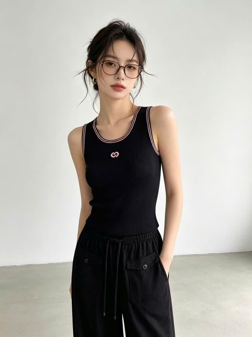  Áo tank top tăm đen bo viền, logo xequin 