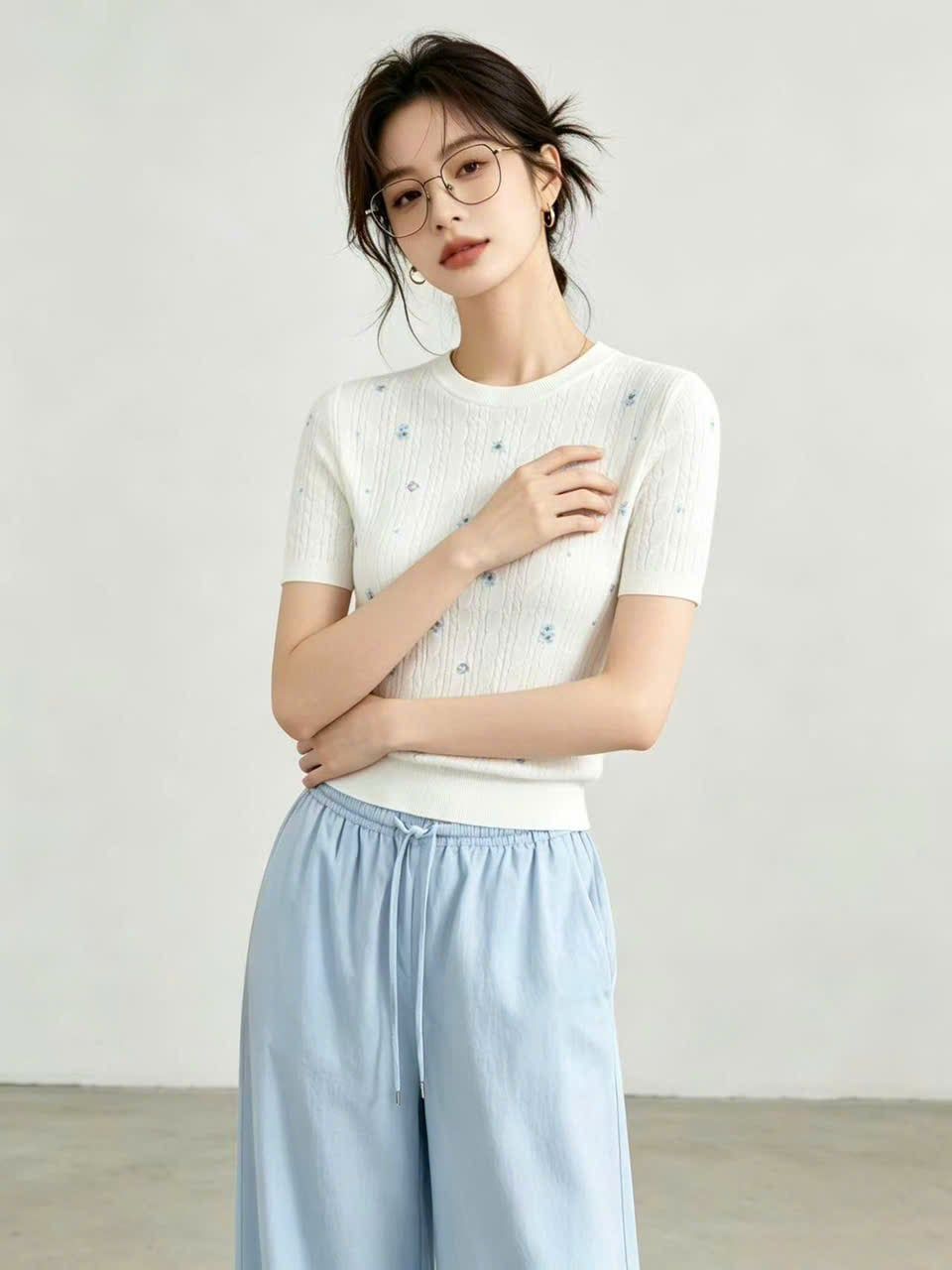  Áo thun trắng ngắn tay cổ tròn thêu hoa nhí 