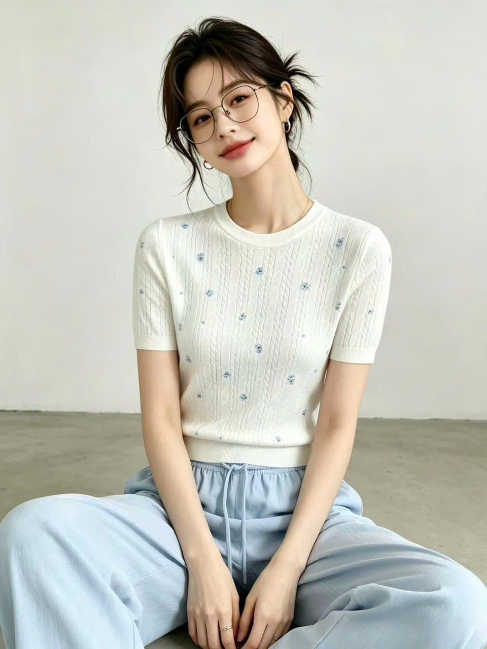  Áo thun trắng ngắn tay cổ tròn thêu hoa nhí 