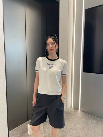  1.Áo trắng viền cổ đen, chữ CC Member 
