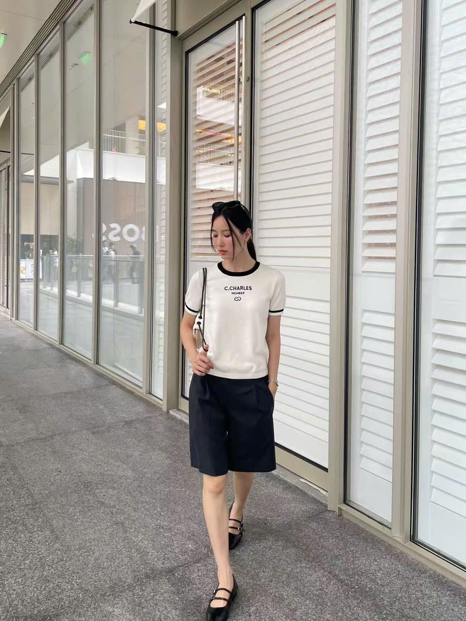  1.Áo trắng viền cổ đen, chữ CC Member 