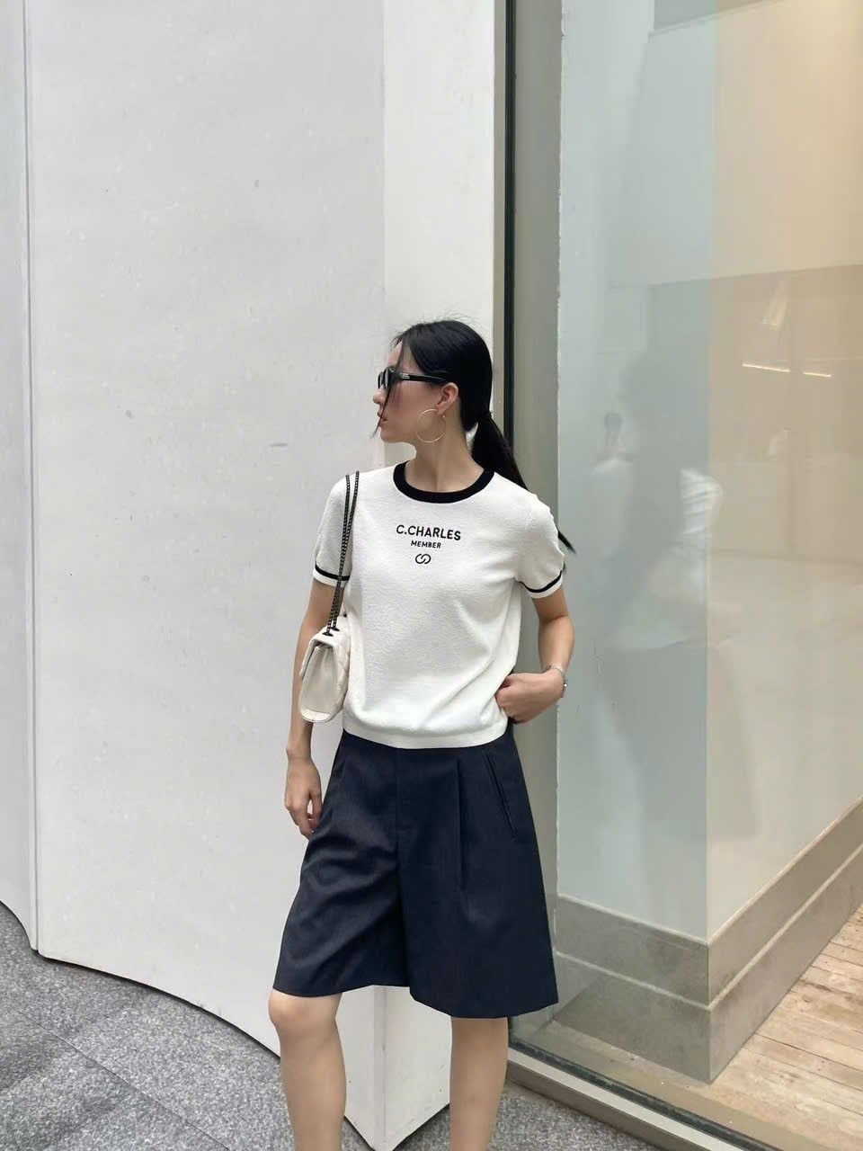  1.Áo trắng viền cổ đen, chữ CC Member 
