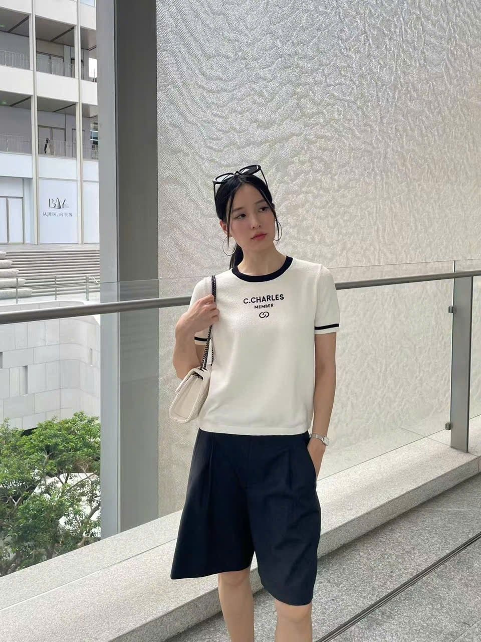  1.Áo trắng viền cổ đen, chữ CC Member 