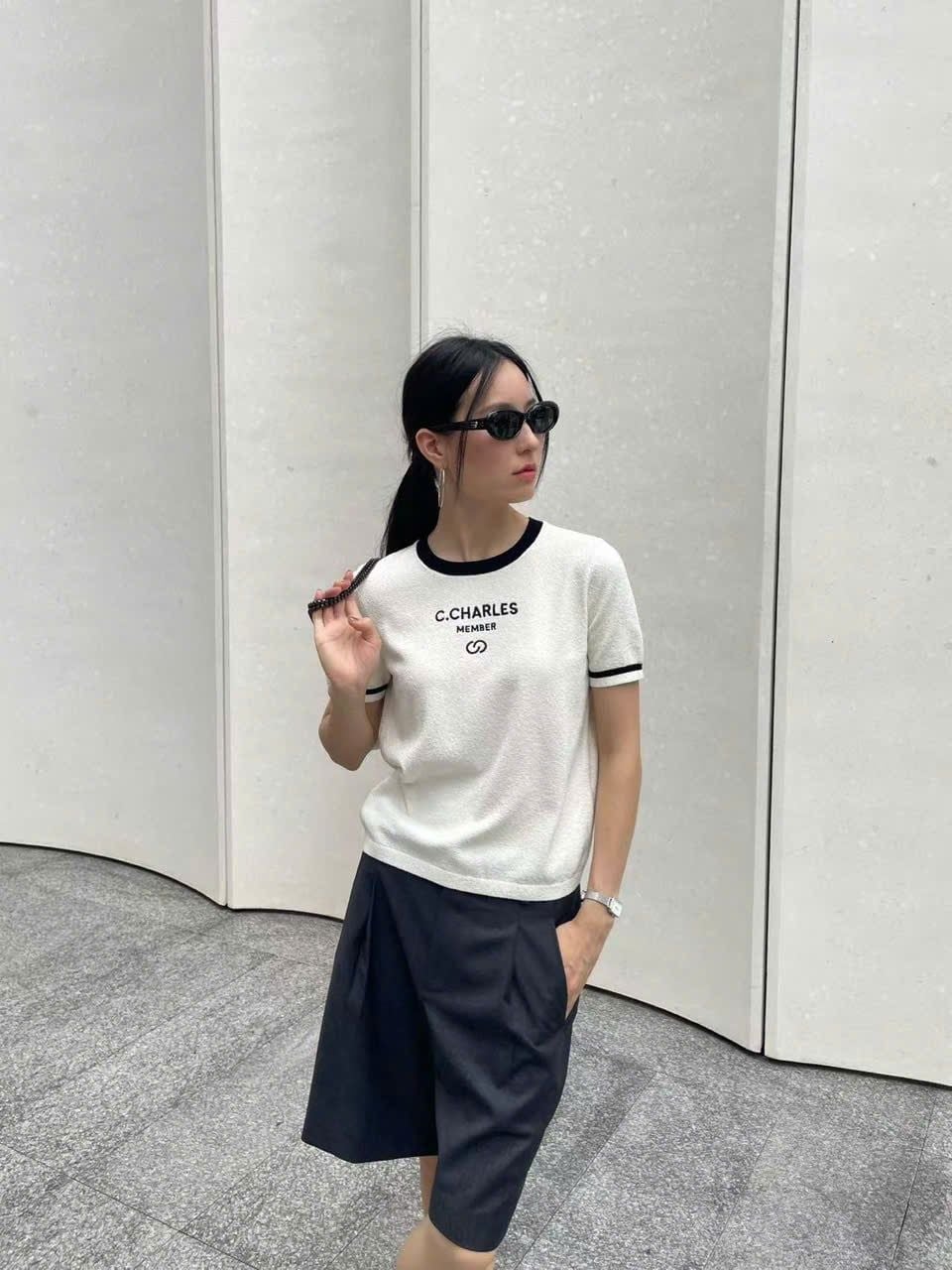  1.Áo trắng viền cổ đen, chữ CC Member 