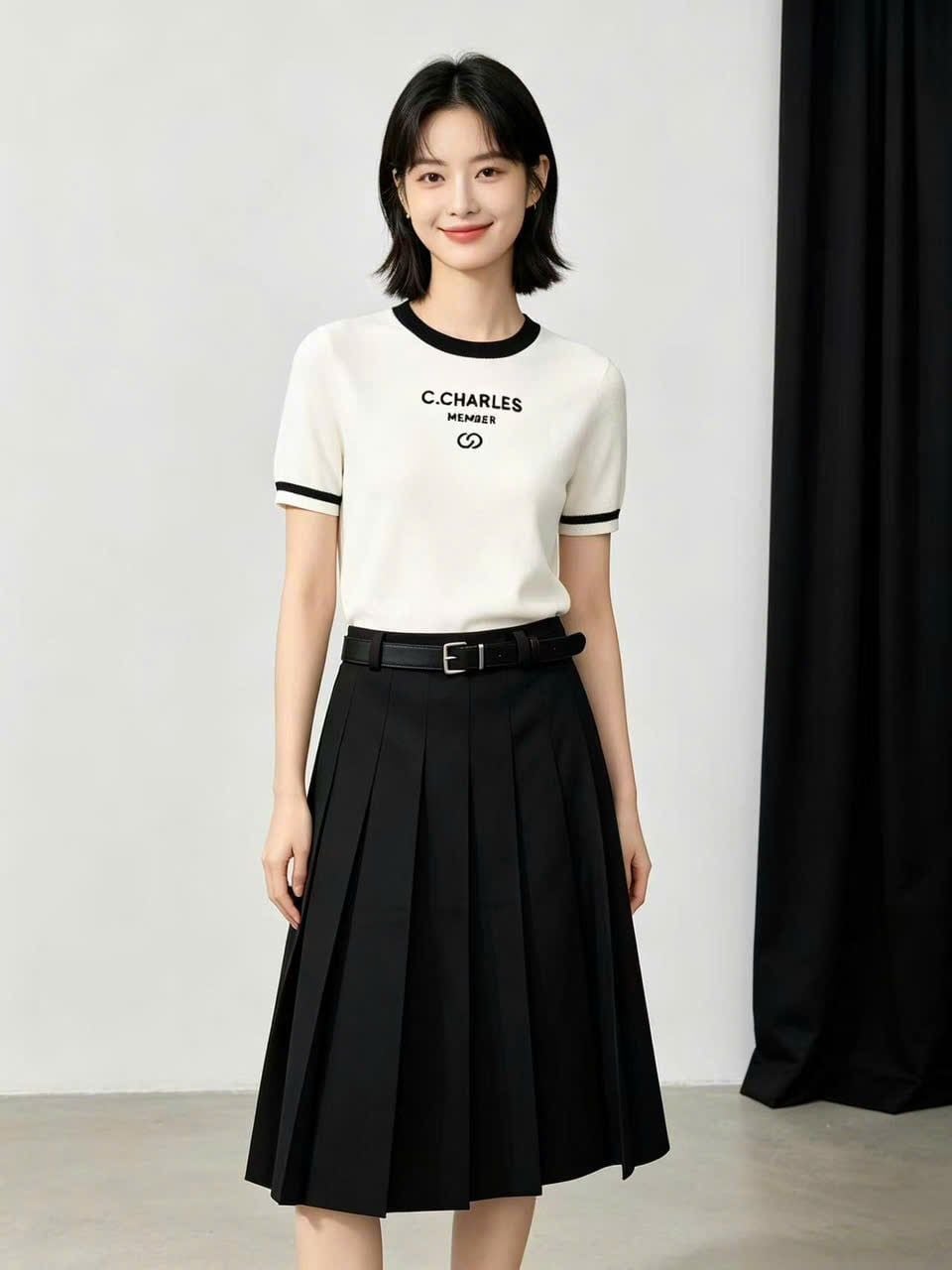  1.Áo trắng viền cổ đen, chữ CC Member 