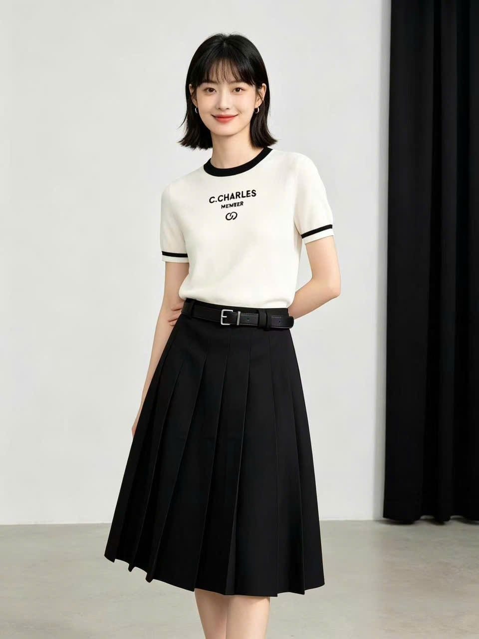  1.Áo trắng viền cổ đen, chữ CC Member 